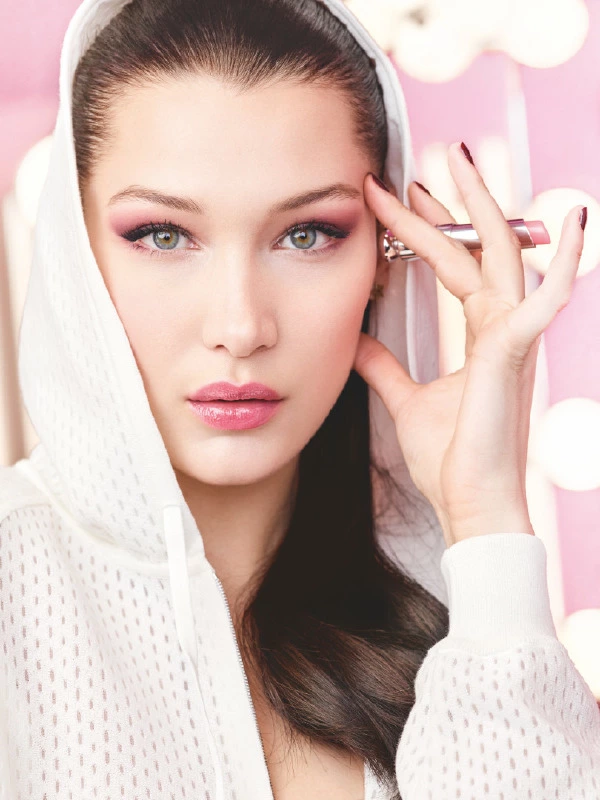 Bella Hadid Dior Lip Glow'u Tanıttı bella hadid