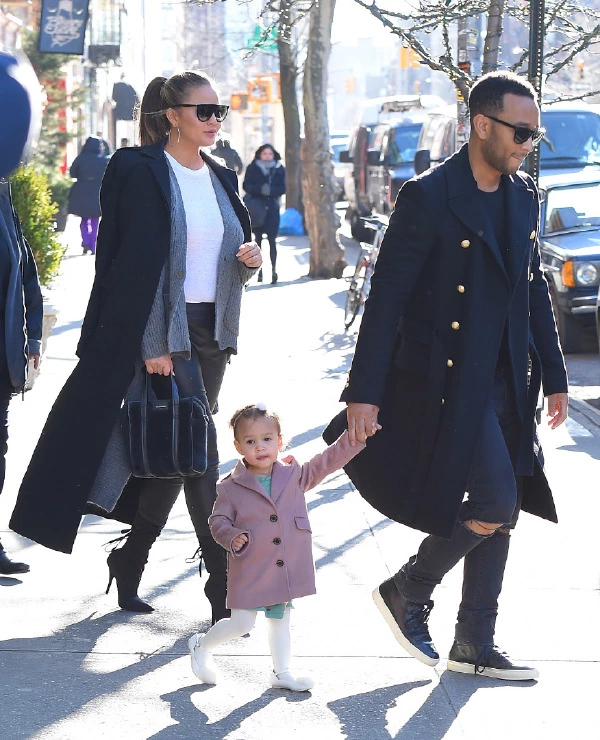 Ailece Stil Sahibi: Chrissy, John ve Luna Chrissy Teigen