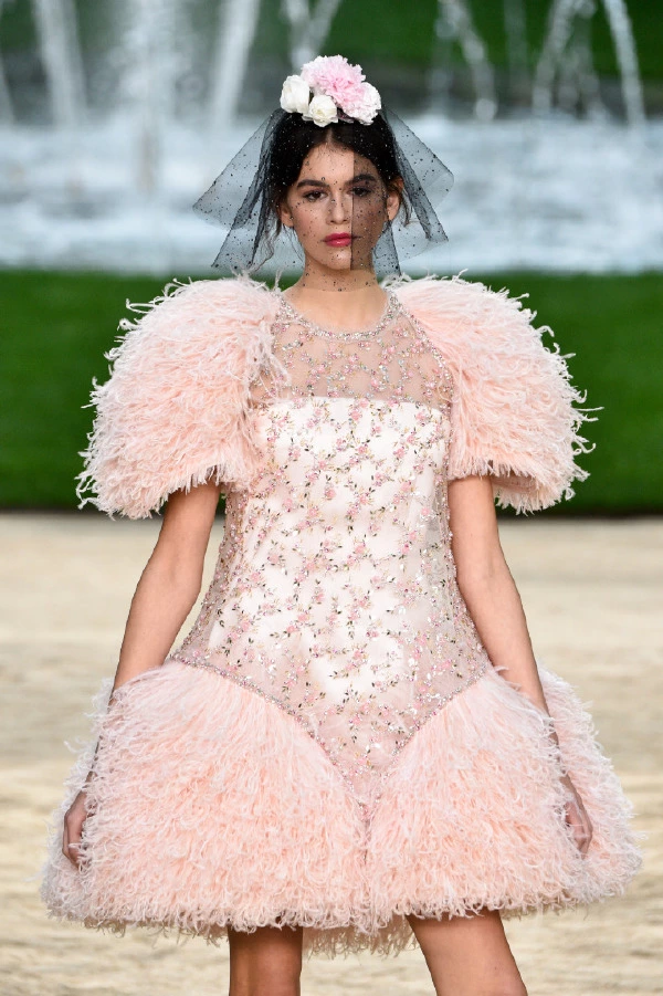 Kaia Gerber, Chanel'in Couture Defilesiyle Rütbe Atlıyor! Kaia Gerber