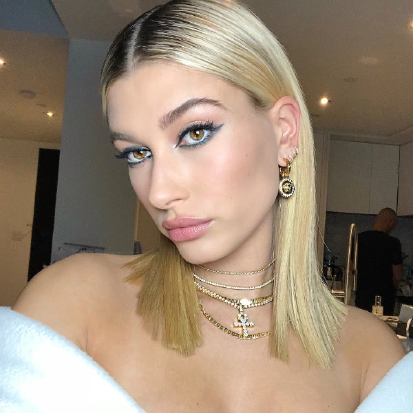 Hailey Baldwin'den Ters Açılı Kedi Gözü Makyajı hailey baldwin