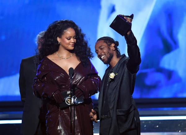 Kendrick Lamar'ın Grammy'si Bizzat Rihanna'dan Kendrick Lamar, Rihanna