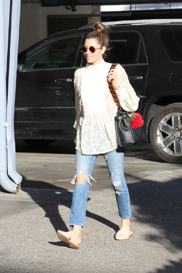 Jessica Biel'in Stil Kodları: Jean, Terlik ve Ev Topuzu Jessica Biel,
