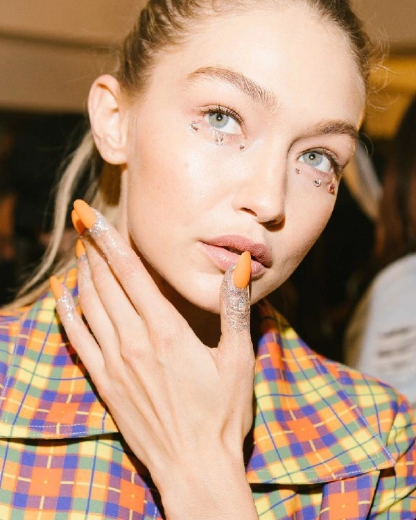 Şimdi Deneyin: Sezonun 7 Yeni Oje Rengi gigi hadid