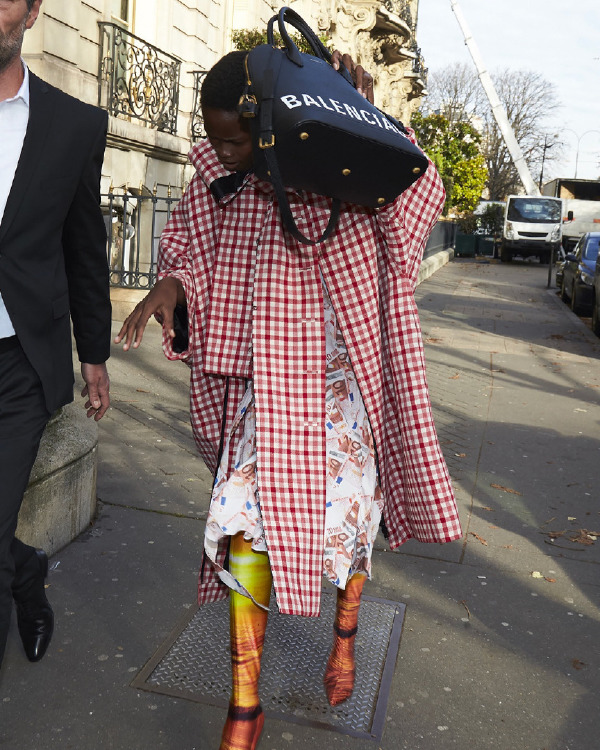 Balenciaga Paparazilerin Çekim Alanında Balenciaga Paparazilerin Çekim Alanında