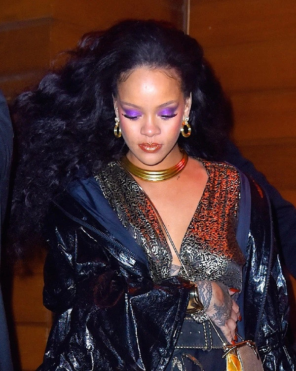 Güzellik Alarmı: Mor Etkisindeki Canlı Bakışlar Rihanna