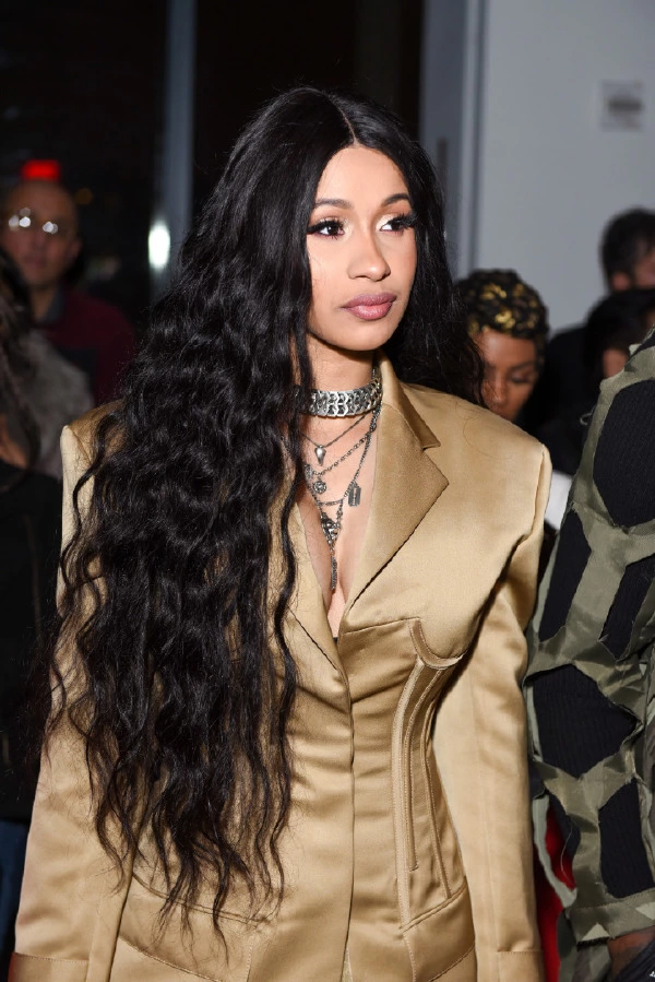 Cardi B'nin Dalgalı XXL Saçları Cardi b