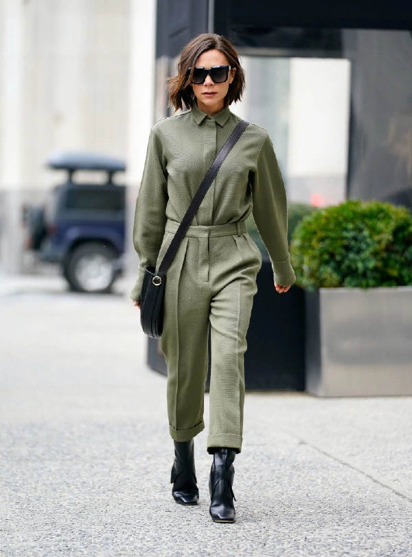Podyumdan Sokağa: Victoria Beckham’ın Yeni Stil Üniforması Victoria Beckham
