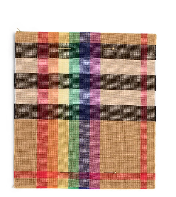 Burberry LGBT Haklarına Dikkat Çekiyor Burberry LGBT Haklarına Dikkat Çekiyor