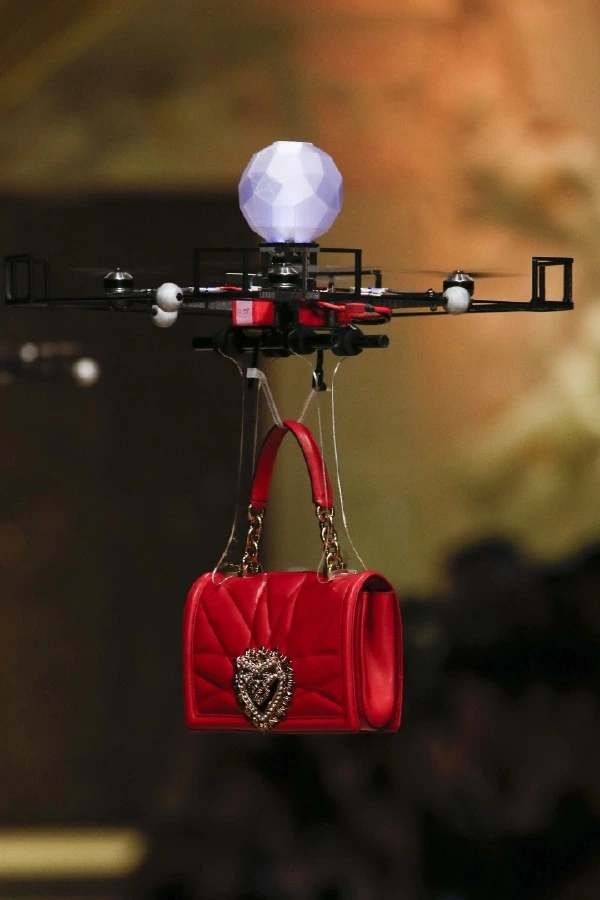Dolce & Gabbana Defilesinde Drone İstilası