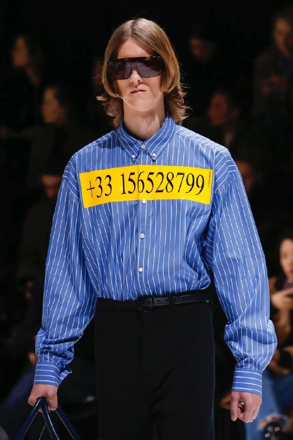 Balenciaga'nın Fake Telefon Hattı Balenciaga'nın Fake Telefon Hattı