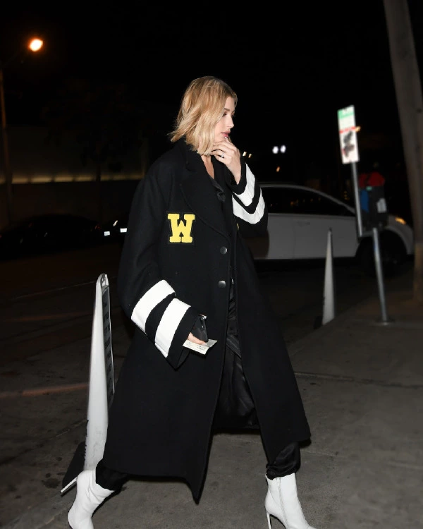 Hailey Baldwin'in Saten Pijamalı Gece Şıklığı Hailey Baldwin