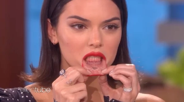 Kendall Jenner'ın Dudak Dövmesinin Altında Yatan Gerçek Kendall Jenner