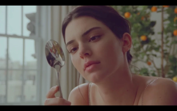 Kendall Jenner Kendine Varoluşsal Sorular Sorarsa? Kendall Jenner