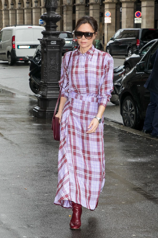 Victoria Beckham Kendi Tasarımlarıyla Test Sürüşünde Victoria Beckham