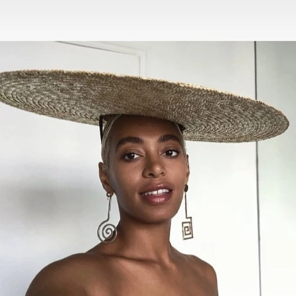 Solange’dan Yazın Hit Şapka Trendi Solange