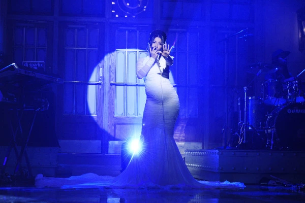 Cardi B. Hamileliğini Canlı Yayın Performansıyla Duyurdu Cardi B