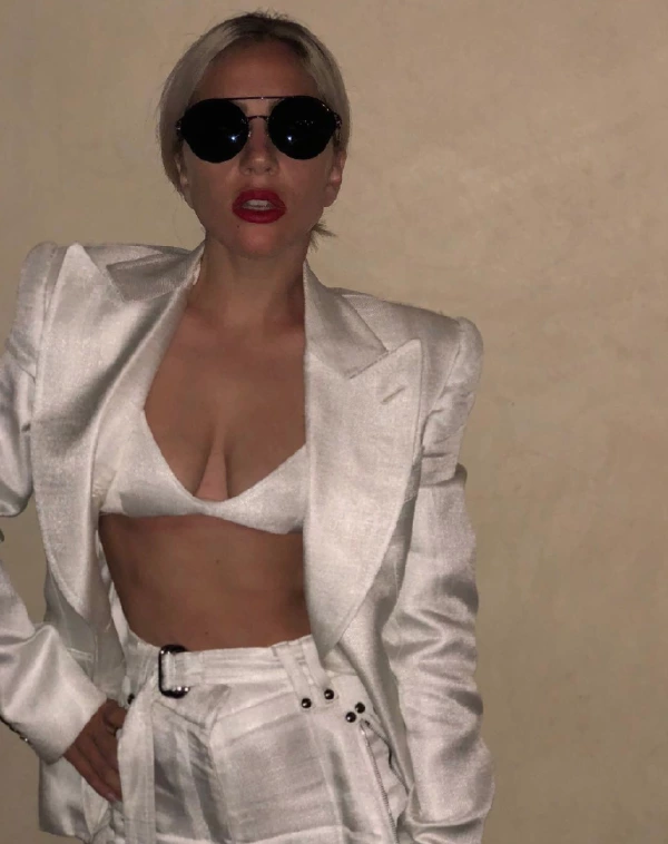 Lady Gaga'nın Cesareti Yüksek Tom Ford Kombini Lady Gaga