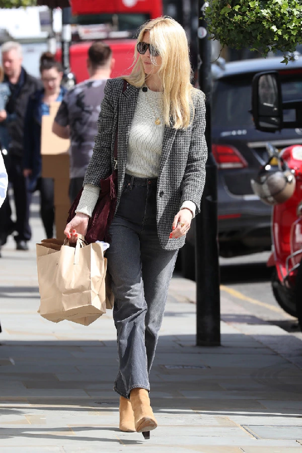 Claudia Schiffer'ın Konforlu Resmiyeti Claudia Schiffer