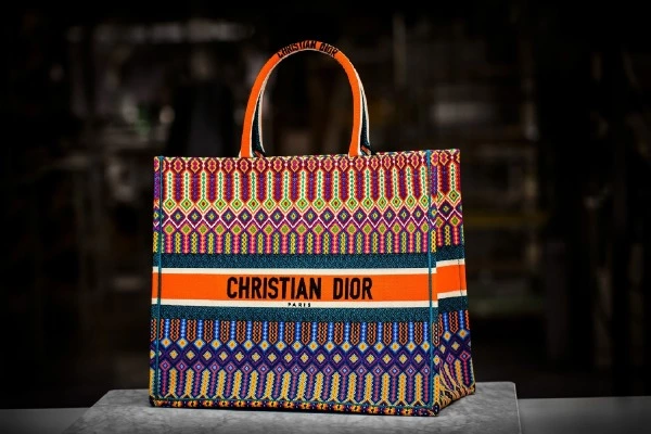 Dior’dan Çanta Sanatının Sırları Dior Book Tote