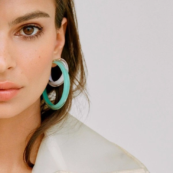Alison Lou'nun Yeni Yüzü: Emily Ratajkowski Alison Lou