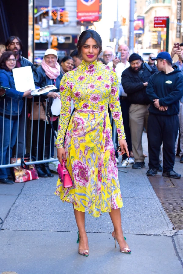 Priyanka Chopra'dan Desenli Stil Kutlaması Priyanka Chopra