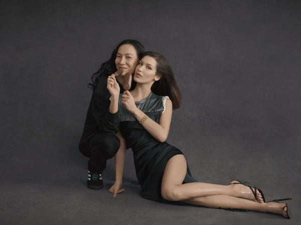 Bella Hadid ve Alexander Wang, Magnum için Bir Arada Magnum