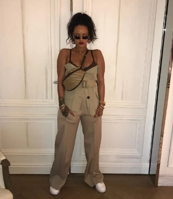 Rihanna'nın Seksapalitesi Yüksek Ciddi Tavrı Rihanna