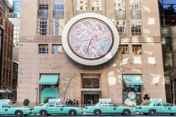New York, Tiffany & Co Mavisine Bürünüyor New York, Tiffany & Co Mavisine Bürünüyor
