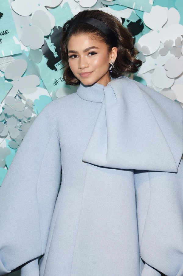 Zendaya'nın 60'lar Etkisindeki Güzelliği zendaya