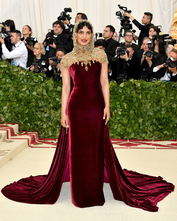 Priyanka Chopra, Kıyafet: Ralph Lauren