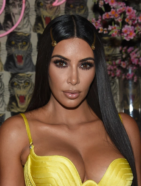 Kim Kardashian’ın Altın Versace Klipsleri Kim Kardashian