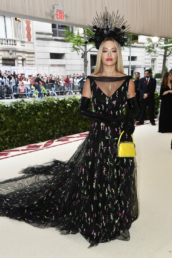 Rita Ora, Kıyafet: Prada