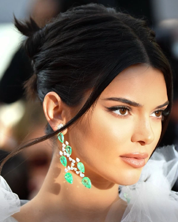 5 İpucuyla Kendall Jenner'ın Kırmızı Halı Makyajı kendall jenner