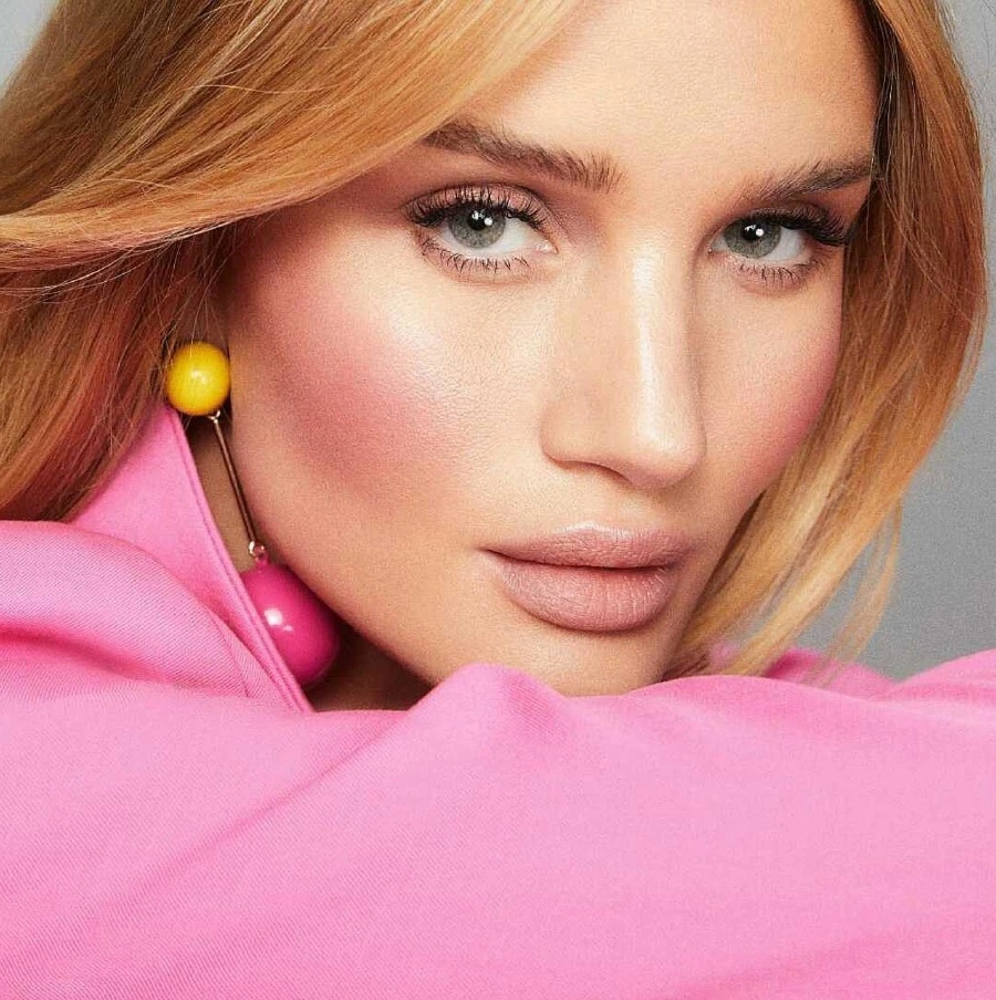 Rosie Huntington-Whiteley Kozmetik Dünyasına Adım Atıyor rosie huntington whiteley
