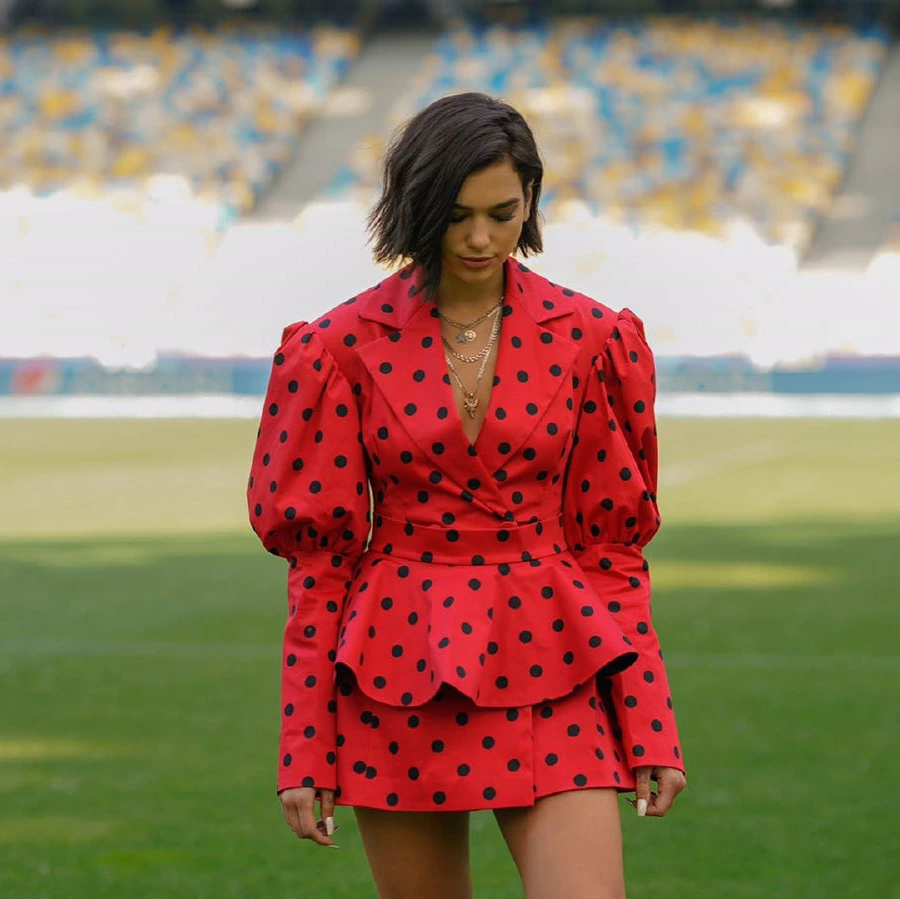 Dua Lipa'nın UEFA Öncesi Dinamik Stili Dua Lipa