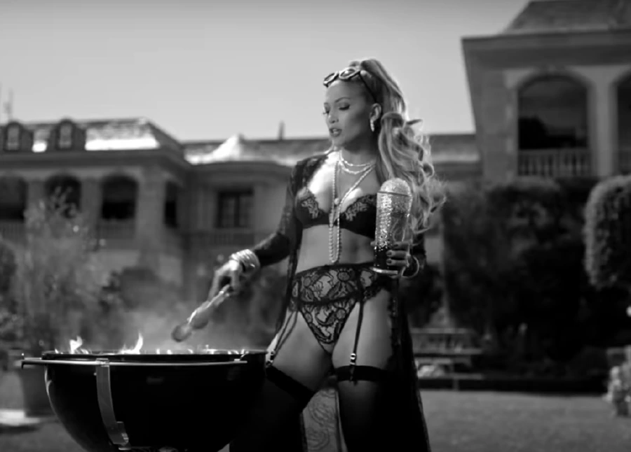 Jennifer Lopez'in Dinero'sunu İzlemeden Geçmeyin! Jennifer Lopez'in Dinero'sunu İzlemeden Geçmeyin!