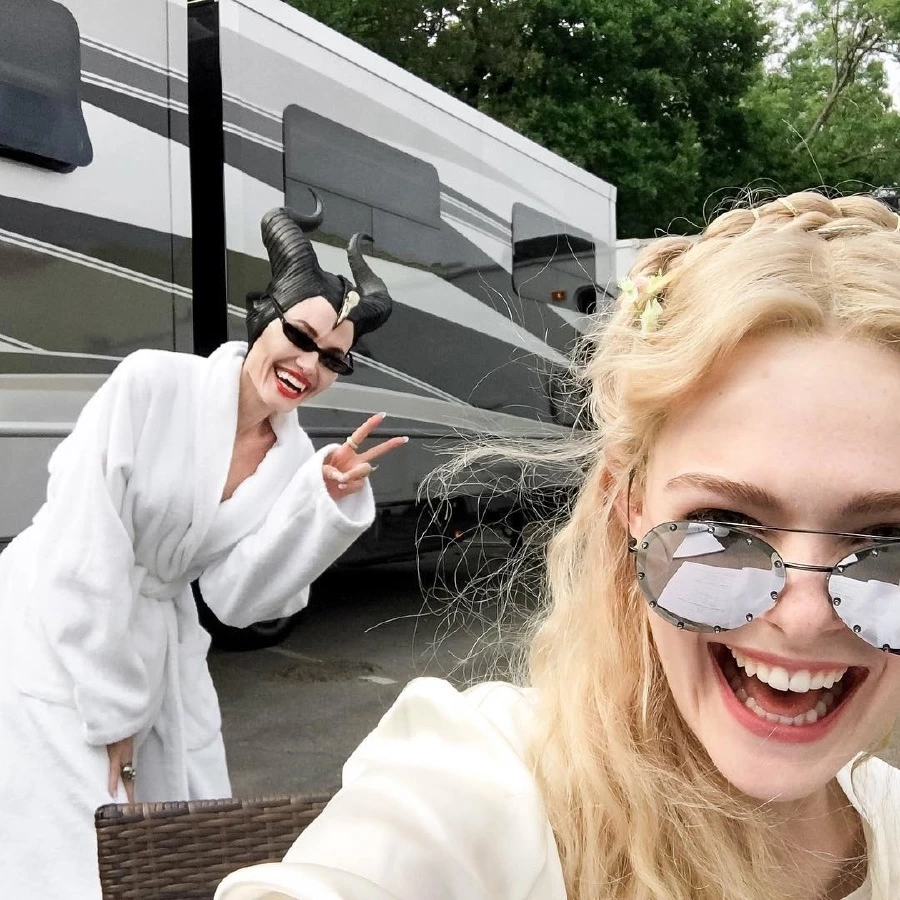 Angelina Jolie ve Elle Fanning'den Maleficent II' Selfie’si Angelina Jolie