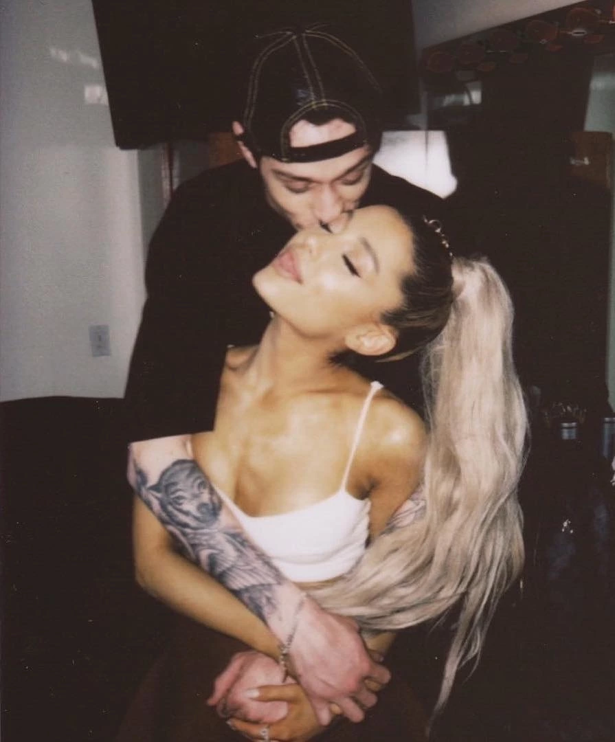 Ariana Grande ve Pete Davidson Nişanlandı Ariana Grande, Pete Davidson