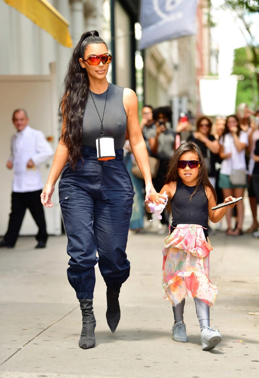 Kim Kardashian ve North West'in Uyumlu Stilleri Kim Kardashian