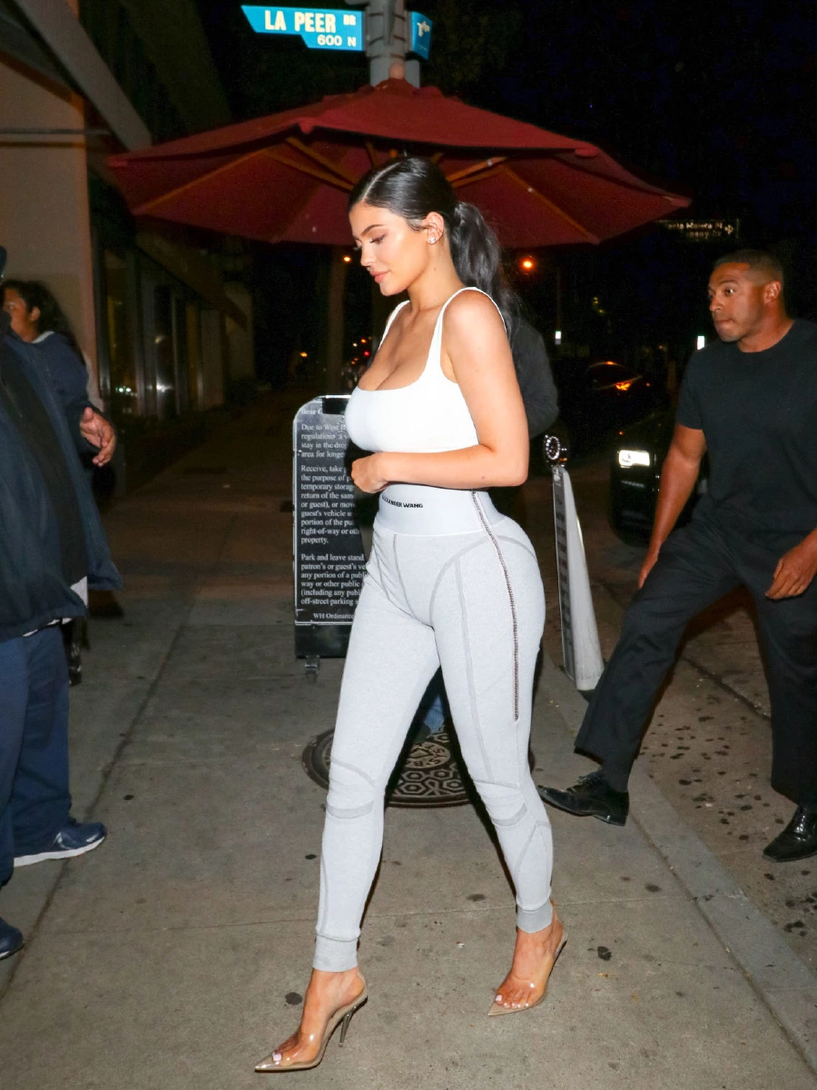 Kylie Jenner’dan Sportif Gece Şıklığı Kylie Jenner