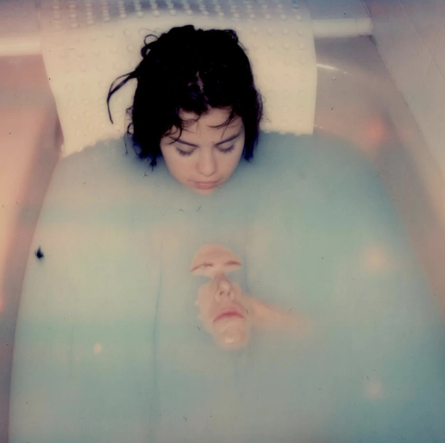 Selena Gomez, Petra Collins'in Korku Filminde! Selena Gomez, Petra Collins'in Korku Filminde!