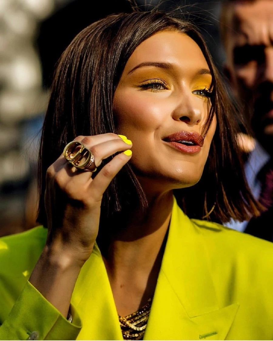 Bob Saçları ve Neon Güzelliğiyle Bella Hadid bella hadid