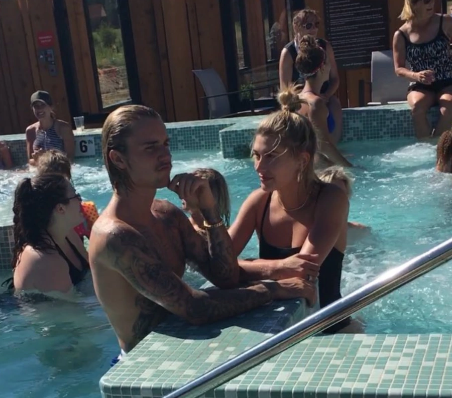 Justin Bieber ve Hailey Baldwin'in Sıcak Havuz Keyfi Justin Bieber, Hailey Baldwin