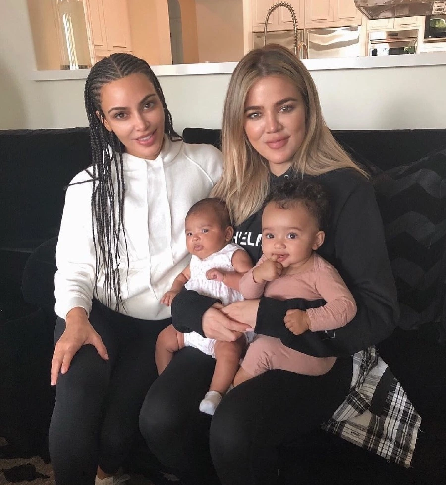 Kim ve Khloe Kardashian’ın Minik Kızları İlk Kez Yan Yana kim kardashian