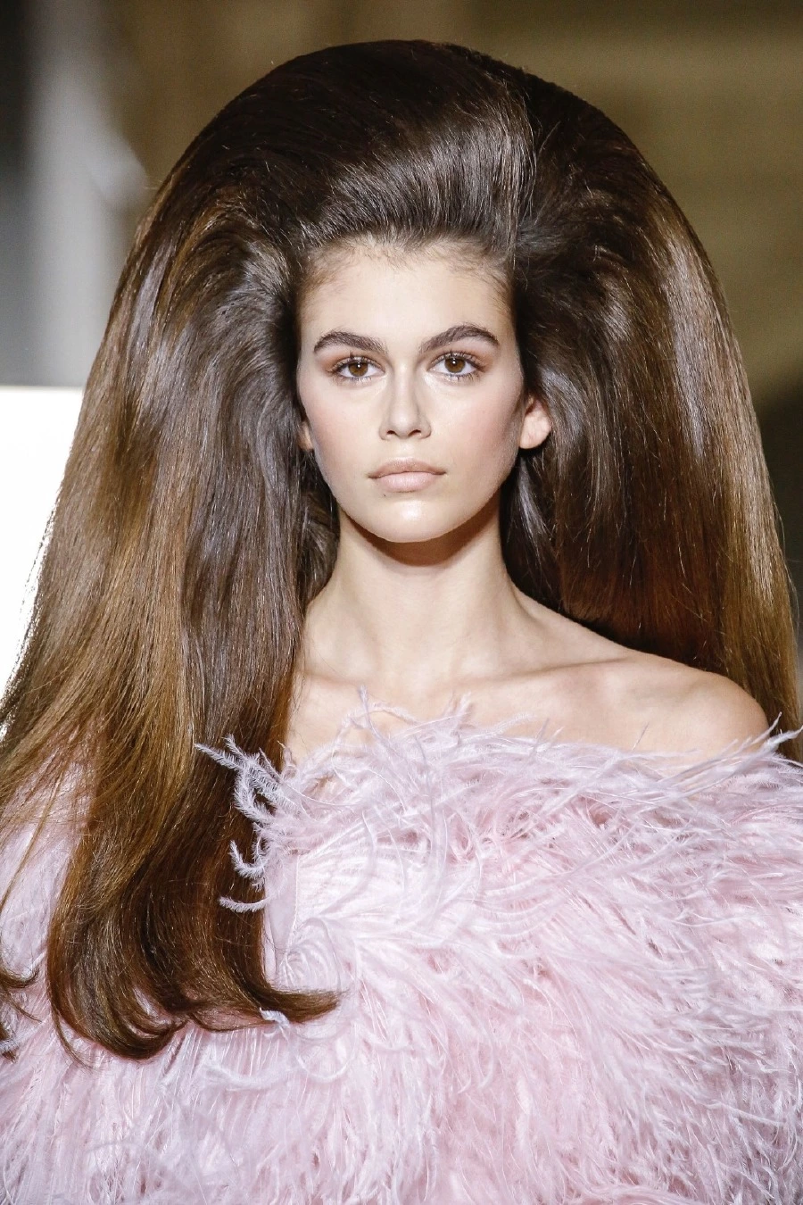 Valentino'nun Sonsuz Hacimli Saçları kaia gerber