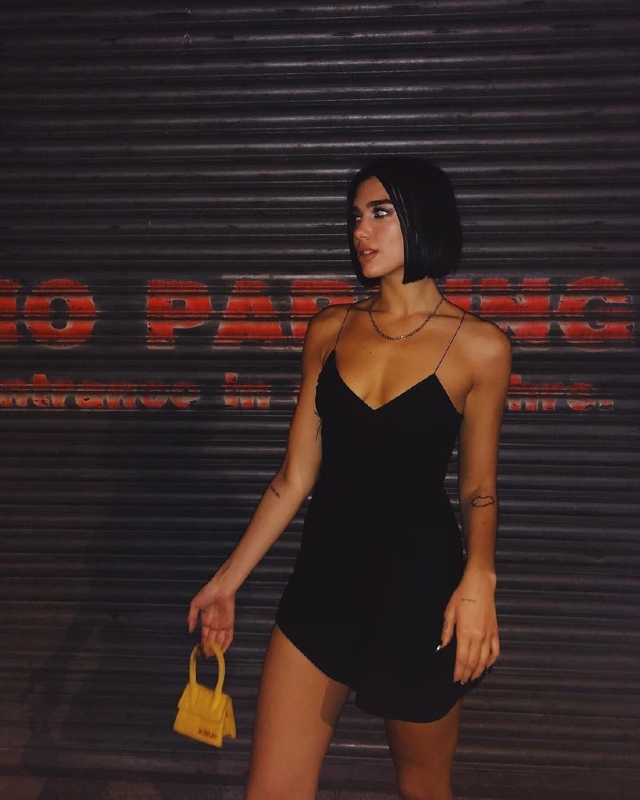 XS Bob Saçları ve XS Çantasıyla Dua Lipa dua lipa