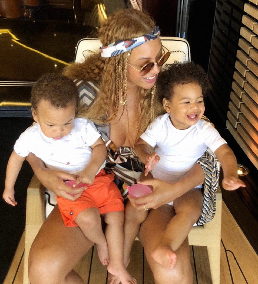 Beyoncé, İkiz Bebekleri Sir ve Rumi ile Tatilde! Sir, Rumi