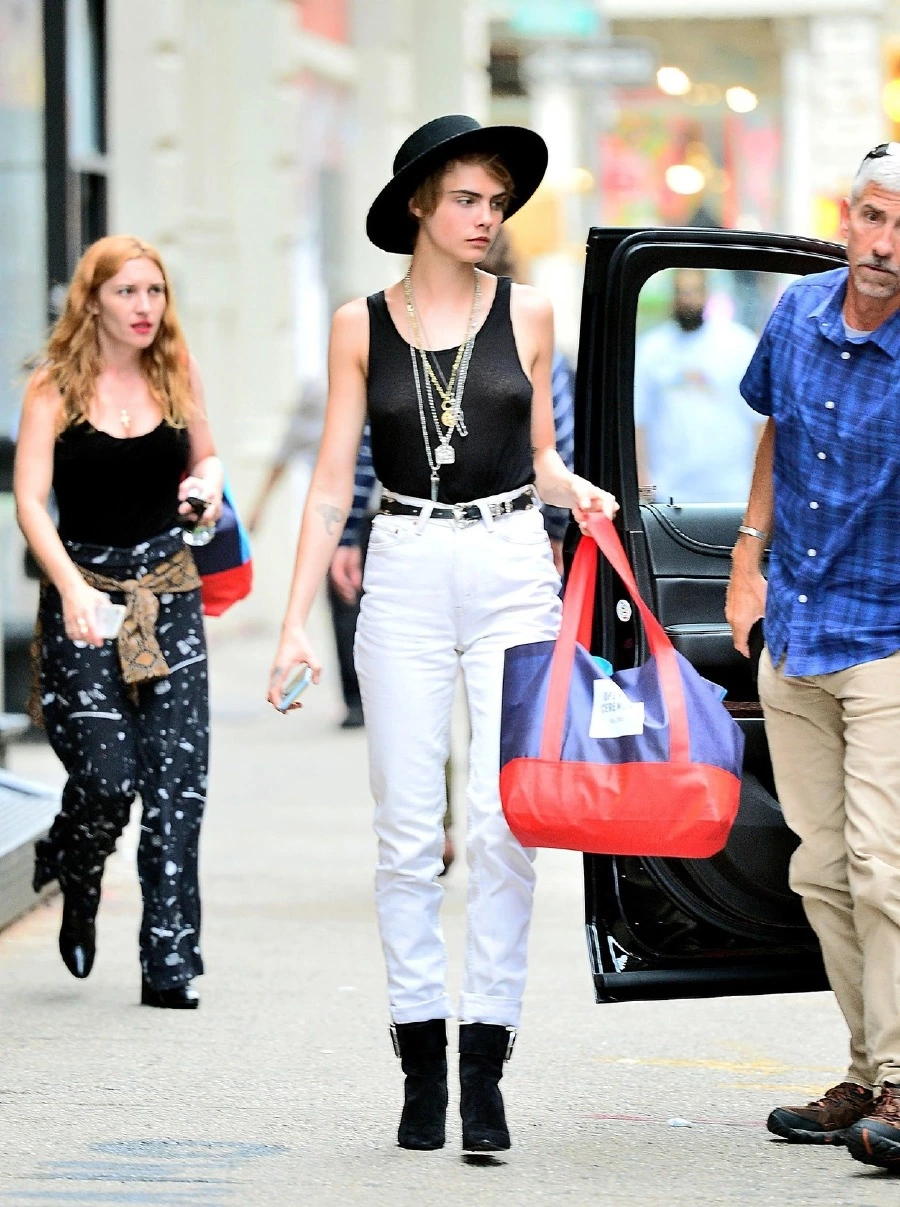 Cara Delevingne ile Yazın Siyah Giyme Sanatı Cara Delevingne,