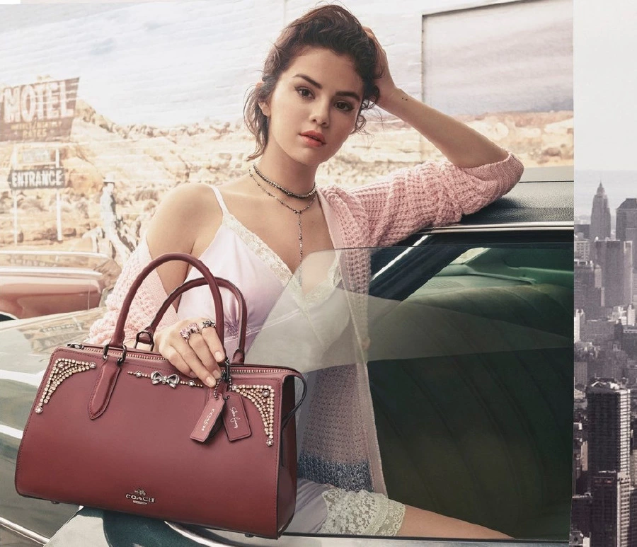 Selena Gomez'in Coach Koleksiyonuna Yakın Bakış Selena Gomez