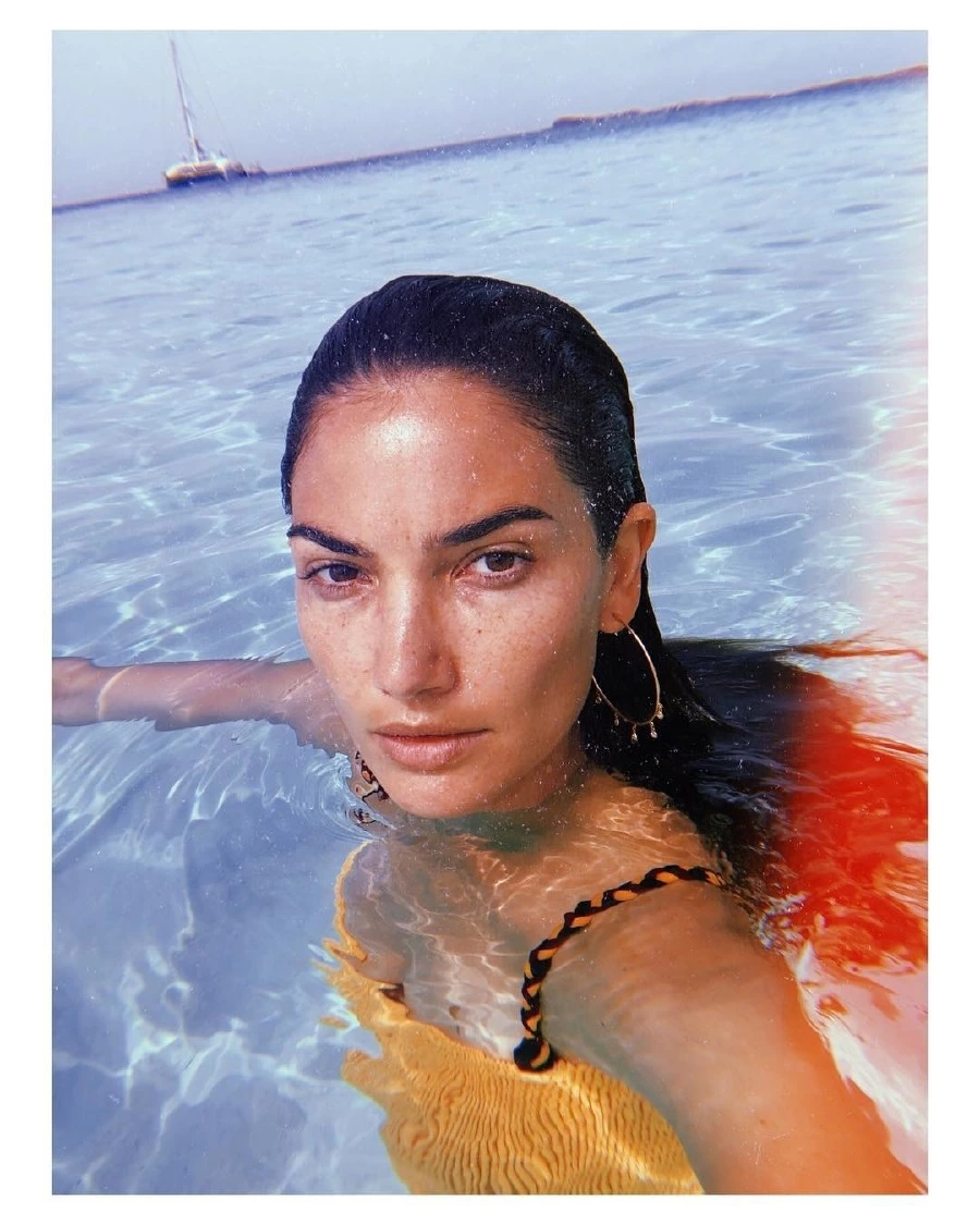 Kalıcı İfade: Suya Dayanıklı En İyi 8 Kaş Ürünü lily aldridge